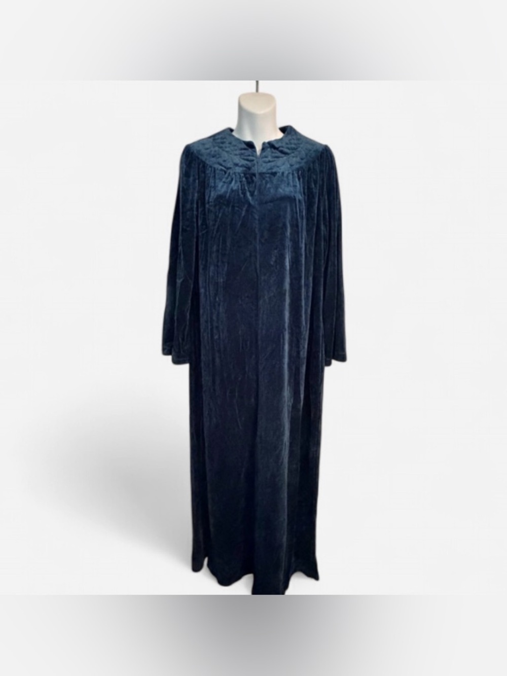 Appel Women’s Blue Velour Zip House Coat, Measures a Size Small